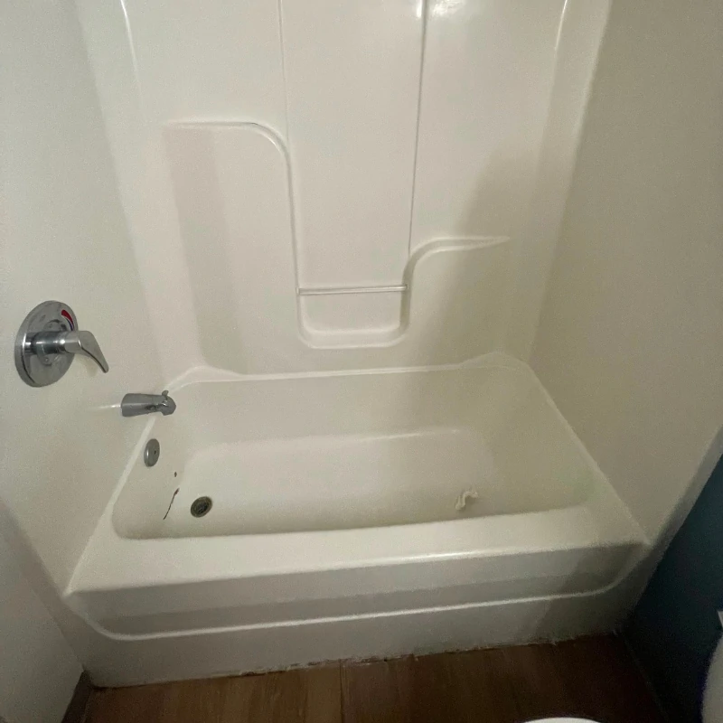 chipped-fiberglass-bathtub-repair-before-kissimmee. Chipped fiberglass bathtub unit before reglazing in Kissimmee FL