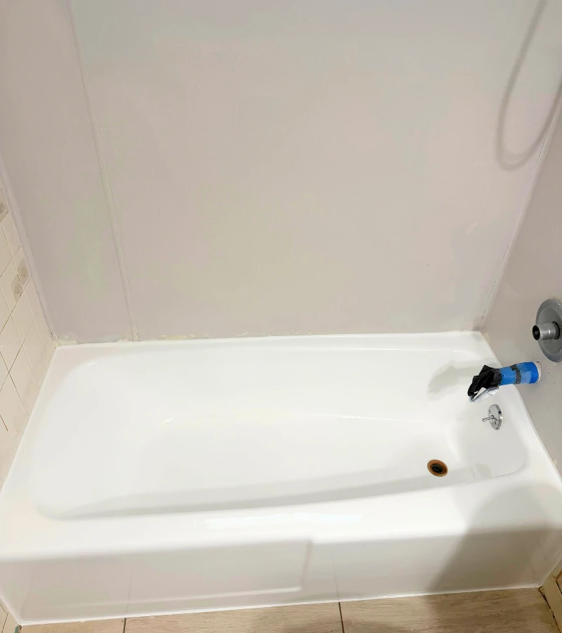 Restored white fiberglass bathtub surround in Kissimmee FL