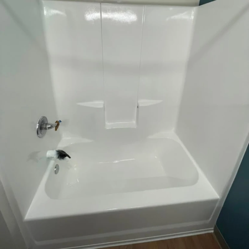 glossy-fiberglass-bathtub-reglazing-after-kissimmee. Restored glossy white fiberglass bathtub unit after reglazing in Kissimmee FL