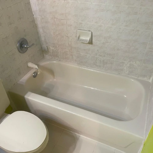 outdated-yellow-bathtub-before-restoration-kissimmee.